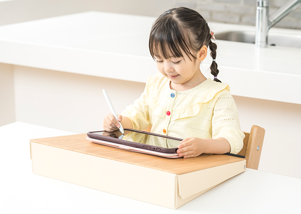 傾斜設計で正しい姿勢を保つ！どこでも学習台